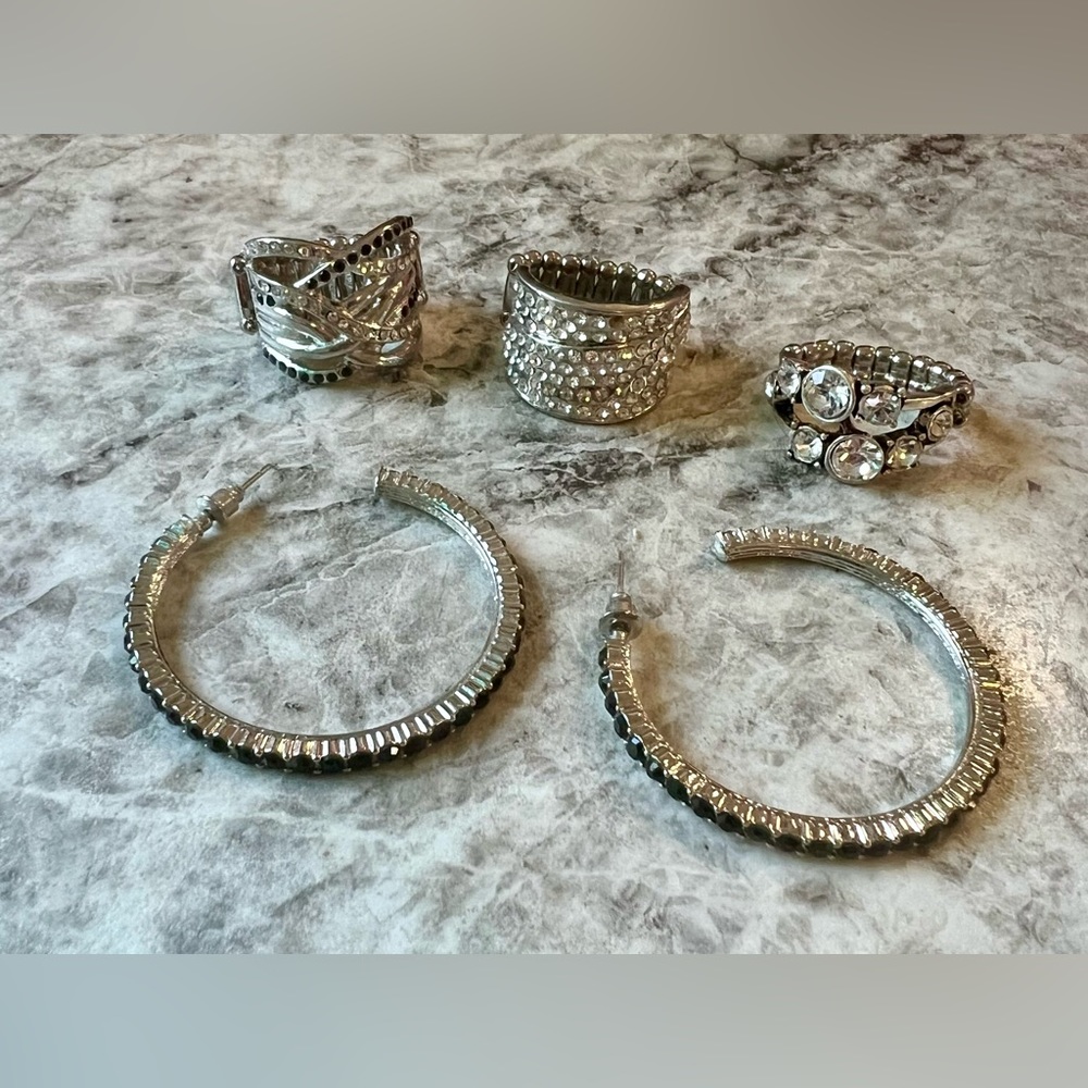 BUNDLE OF 4 items (3 rings and hoop earrings)